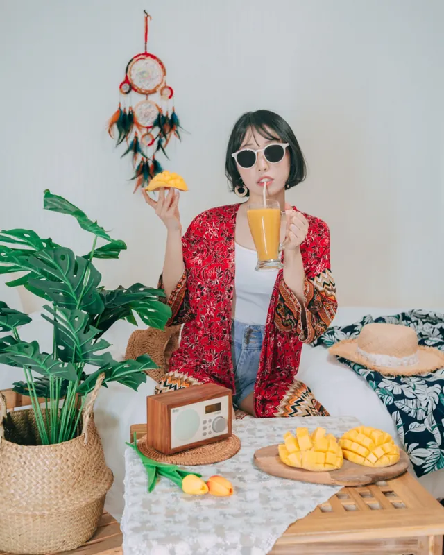 Creator lifestyle content with mango and tropical styling